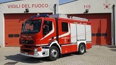 Due soli addetti sull'ambulanza chiesto l'aiuto dei pompieri