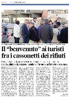 il ''Benvenuto'' ai turisti fra i cassonetti dei rifiuti